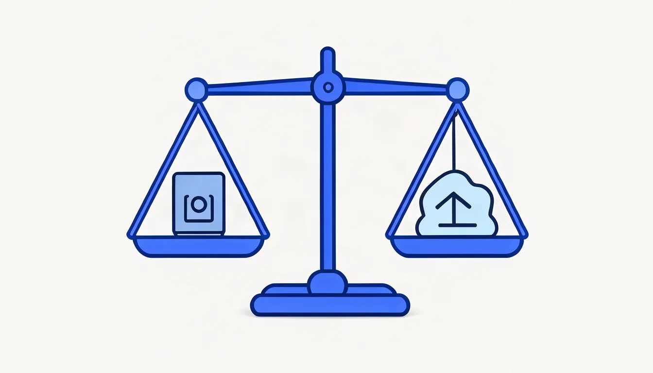 Ilustração de balança equilibrando anúncio pago e resultado orgânico representados por ícones em fundo azul